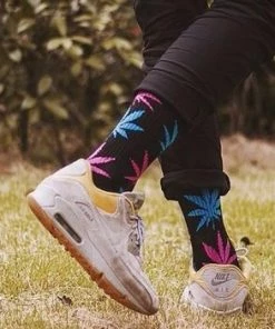 Merkloos Wiet Sokken - Cannabis Sokken - Hemp Leaf Socks - Skate Sokken - Rasta Sokken – Hennep Sokken – Wietsokken - Wiet Grinder - Sokken - Feest Sokken - Blauw/Roze -beenmode Verkoop 550x351