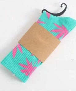 Merkloos Wiet Sokken - Cannabis Sokken - Hemp Leaf Socks - Skate Sokken - Rasta Sokken – Hennep Sokken – Wietsokken - Wiet Grinder - Sokken - Feest Sokken - Blauw/Roze